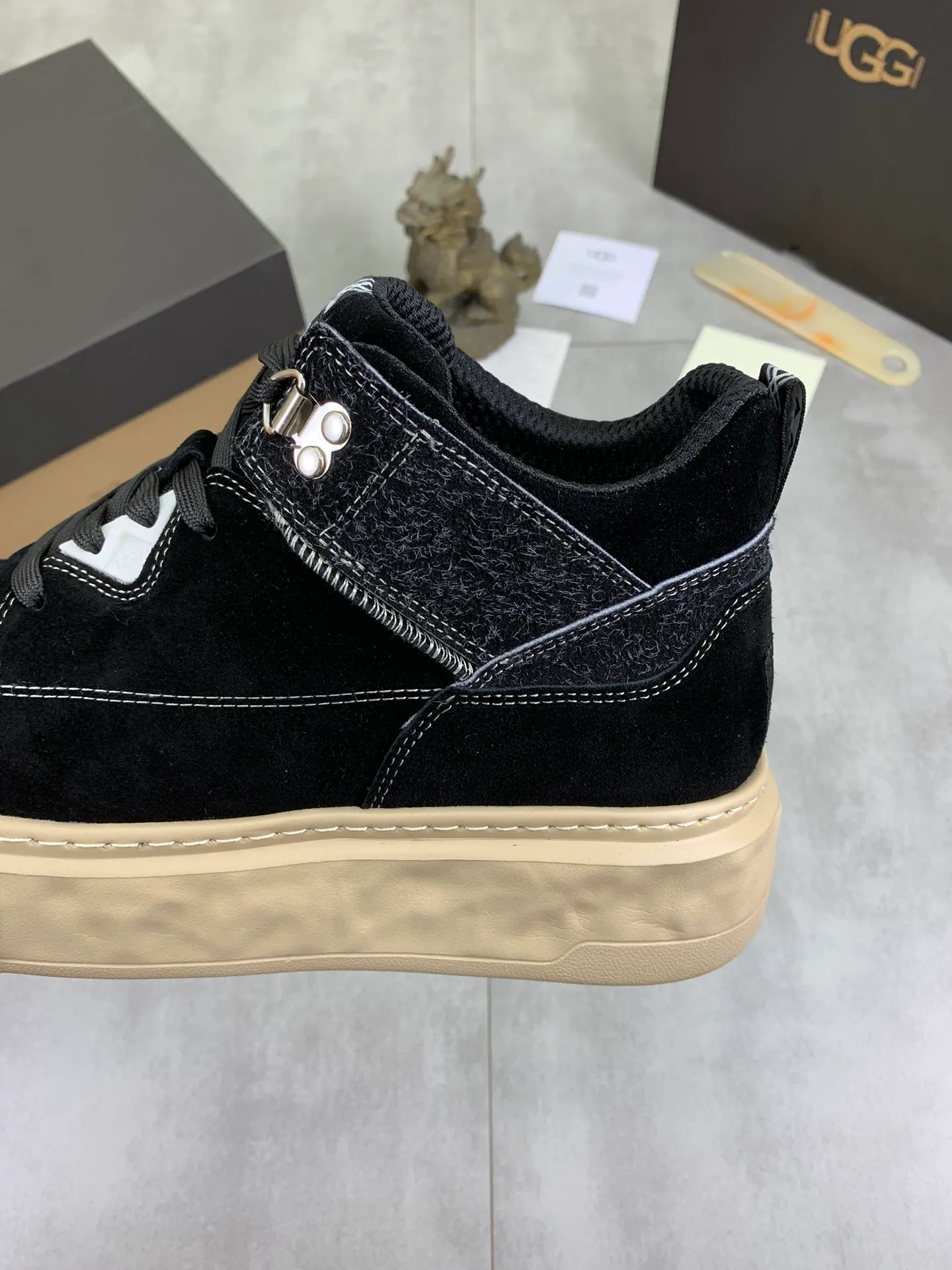 Men's shoes 💰P640 [New style] 💰 🆘 "Real wool" [UGG] 👉The popular men's shoes are synchronized with the official website 🔰The quality of the genuine products [satisfied] is not comparable to the imitations in the general market 🌀The upper is imported Italian frosted cowhide, and the lining is: foot pad 🅰️ grade 🐑Real wool👻Only Grade A can show the effect The hand feels smooth and delicate 🔱The shoe shape is grand, only genuine manufacturers can do it 🎄The perfect toughness of the original outsole 👻⬛️ allows customers to say goodbye to one-time consumption. Real wool lining, super warm. Available in black, brown and gray. Size: 39-44